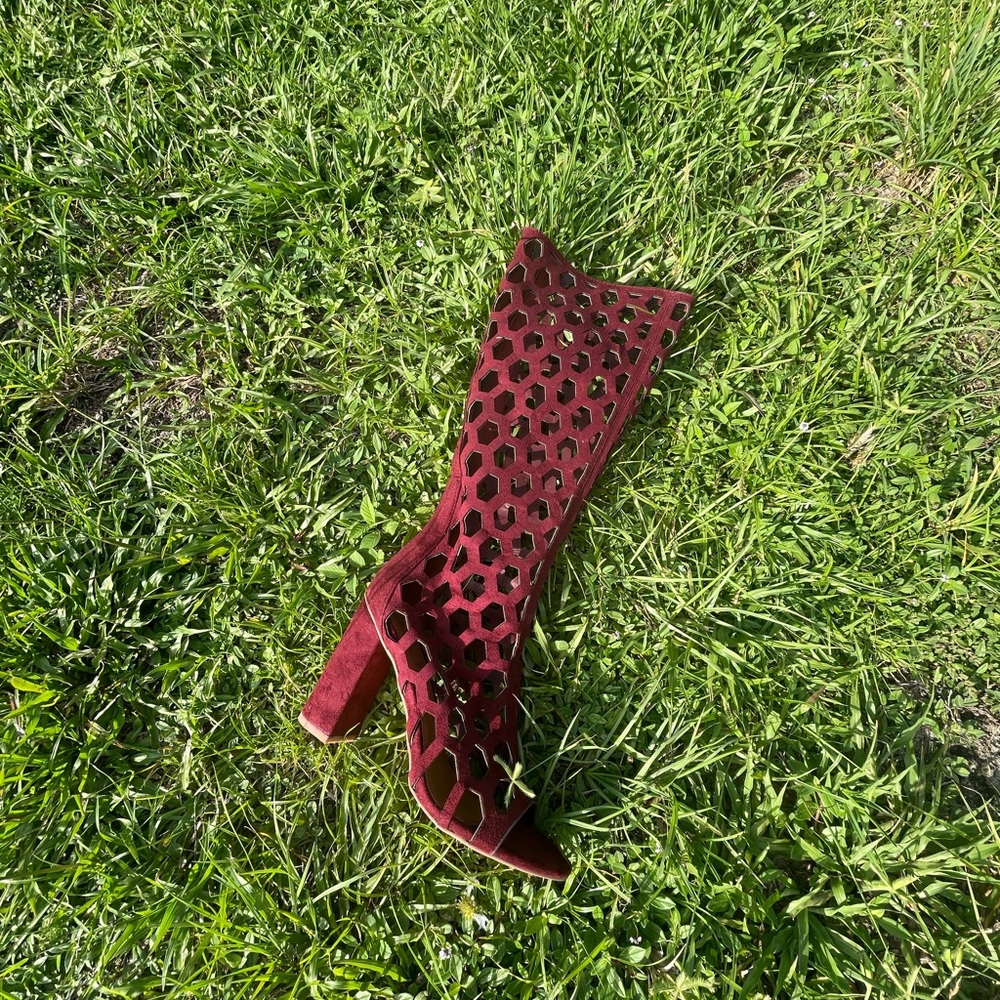 I’m by selling a mid heel sandal size 8 1/2